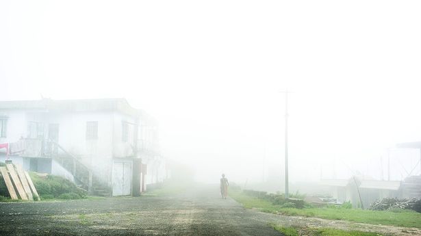 这里是世界上最潮湿的小镇，人们都戴着全身伞，住在隔音的房子里